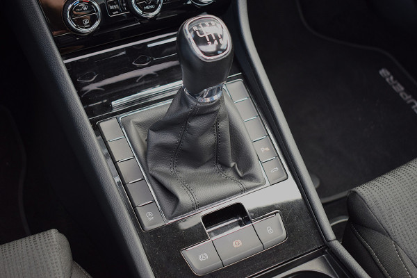 Škoda Superb Combi 1.5 TSI ACT Ambition Business | Panorama | Trekhaak | Apple Carplay