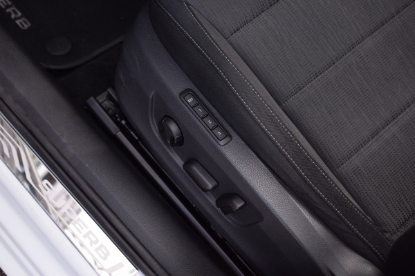 Škoda Superb Combi 1.5 TSI ACT Ambition Business | Panorama | Trekhaak | Apple Carplay