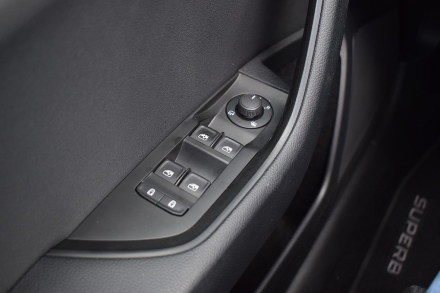 Škoda Superb Combi 1.5 TSI ACT Ambition Business | Panorama | Trekhaak | Apple Carplay