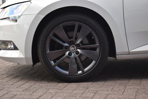 Škoda Superb Combi 1.5 TSI ACT Ambition Business | Panorama | Trekhaak | Apple Carplay