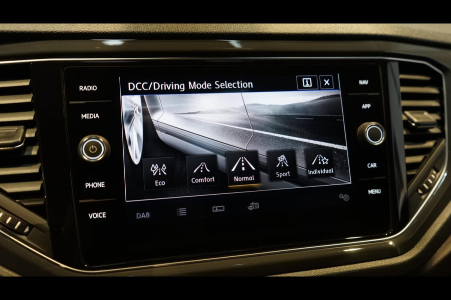 Volkswagen T-Roc 1.5 TSI Sport AUTOMAAT-ACC-BEATS-CAMERA-FULL LED-KEYLESS-LEDER-MODE-PANORAMA-VIRTUEEL
