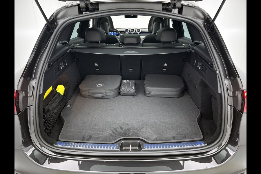 Mercedes-Benz GLC 300e 4MATIC Sport Edition | Trekhaak | Nightpakket | AMG Premium | Parkeerpakket met 360°-camera | Memorypakket | URBAN GUARD voertuigbescherming plus | Winter pakket | KEYLESS GO-comfortpakket | Dodehoekassistent |