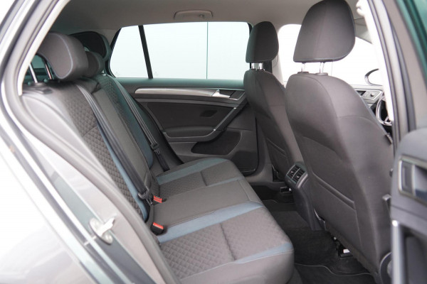 Volkswagen Golf 1.5 TSI IQ.Drive / Navi / ACC / Side assist / Stoelverwarming / PDC V+A