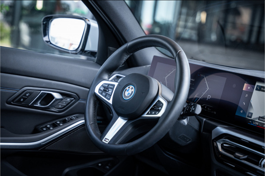 BMW 3 Serie Touring 330e xDrive - M Sport | Panorama | H&K | Memory | 360 Camera