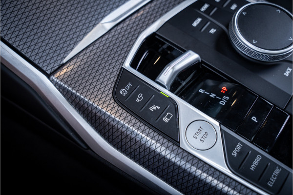 BMW 3 Serie Touring 330e xDrive - M Sport | Panorama | H&K | Memory | 360 Camera