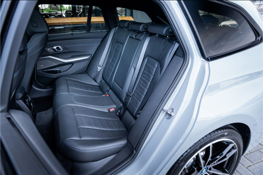 BMW 3 Serie Touring 330e xDrive - M Sport | Panorama | H&K | Memory | 360 Camera