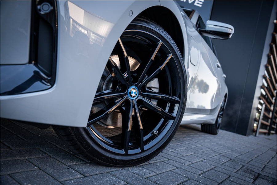 BMW 3 Serie Touring 330e xDrive - M Sport | Panorama | H&K | Memory | 360 Camera
