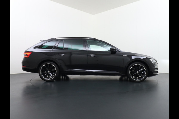 Škoda Superb Combi 1.4 TSI iV Sportline Business PHEV | PLUG-IN HYBRIDE | ADD CRUISE | STOEL/ STUURVERWARMING | ELEK. TREKHAAK | 360 CAMERA| ACHTERBANK VERWARMD| TREKHAAK | BOM VOL OPTIES | RIJKLAAR GELEVERD MET 12 MND BOVAG GARANTIE |