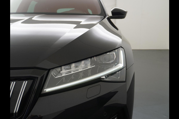 Škoda Superb Combi 1.4 TSI iV Sportline Business PHEV | PLUG-IN HYBRIDE | ADD CRUISE | STOEL/ STUURVERWARMING | ELEK. TREKHAAK | 360 CAMERA| ACHTERBANK VERWARMD| TREKHAAK | BOM VOL OPTIES | RIJKLAAR GELEVERD MET 12 MND BOVAG GARANTIE |