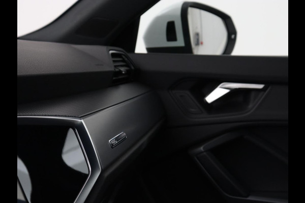 Audi Q3 45 TFSI e S edition | Stoelverwarming | Adaptive cruise | Carplay | 19'' | Virtual Cockpit | Sportstoelen | Half leder | Full LED | Parkeerhulp | PHEV | Plug In