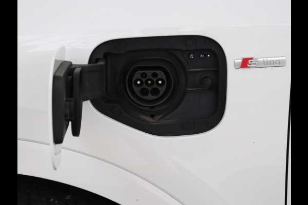 Audi Q3 45 TFSI e S edition | Stoelverwarming | Adaptive cruise | Carplay | 19'' | Virtual Cockpit | Sportstoelen | Half leder | Full LED | Parkeerhulp | PHEV | Plug In