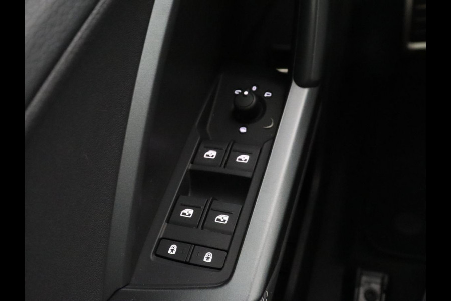 Audi Q3 45 TFSI e S edition | Stoelverwarming | Adaptive cruise | Carplay | 19'' | Virtual Cockpit | Sportstoelen | Half leder | Full LED | Parkeerhulp | PHEV | Plug In
