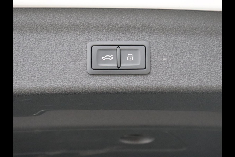 Audi Q3 45 TFSI e S edition | Stoelverwarming | Adaptive cruise | Carplay | 19'' | Virtual Cockpit | Sportstoelen | Half leder | Full LED | Parkeerhulp | PHEV | Plug In
