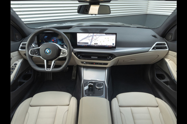 BMW 3 Serie Touring 330e xDrive M-Sport - Pano - Driving Ass Prof - Trekhaak - Head-up