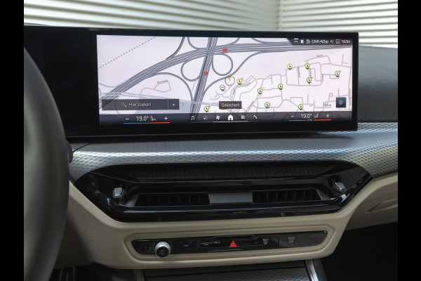 BMW 3 Serie Touring 330e xDrive M-Sport - Pano - Driving Ass Prof - Trekhaak - Head-up