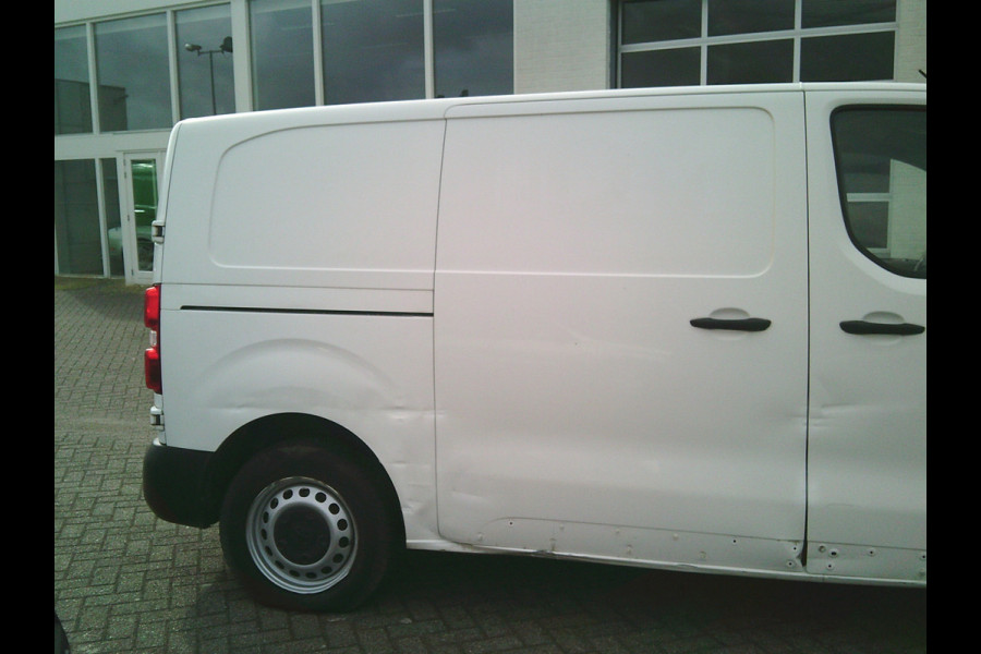 Toyota ProAce Worker 1.5 D-4D Cool Comfort Damages on the exterior ,rondom beschadigingen.