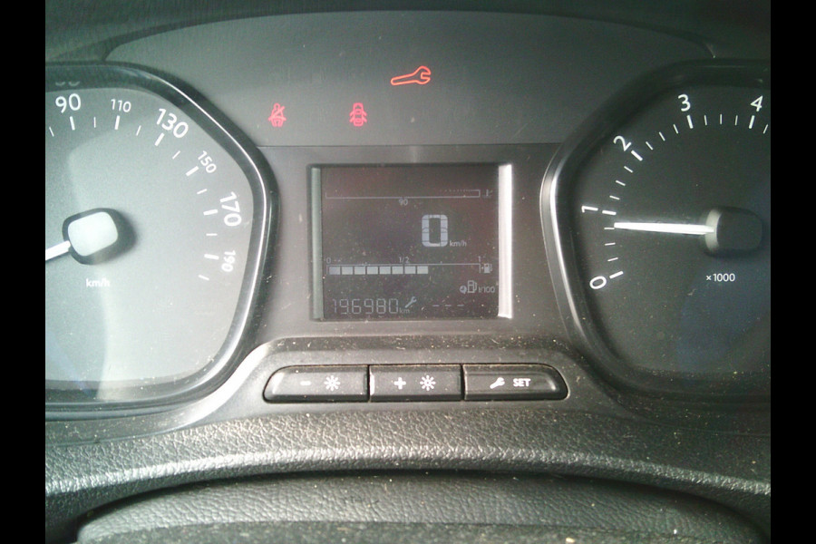 Toyota ProAce Worker 1.5 D-4D Cool Comfort Damages on the exterior ,rondom beschadigingen.