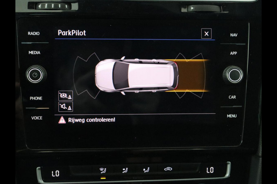 Volkswagen Golf 2.0 TDI R Line | Full LED | Adaptive cruise | Carplay | Sportstoelen | Virtual Cockpit | Verwarmde voorruit | Navigatie | Parkeerhulp