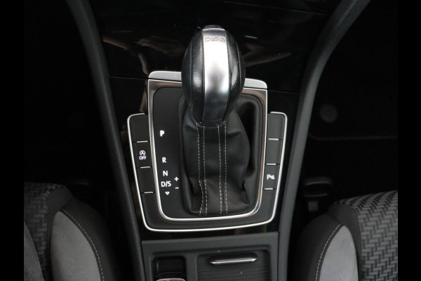 Volkswagen Golf 2.0 TDI R Line | Full LED | Adaptive cruise | Carplay | Sportstoelen | Virtual Cockpit | Verwarmde voorruit | Navigatie | Parkeerhulp