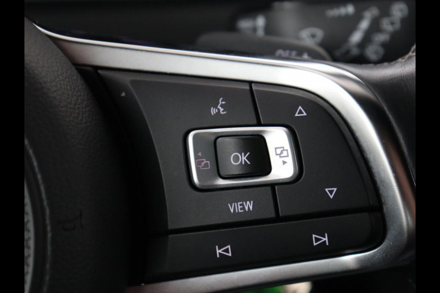 Volkswagen Golf 2.0 TDI R Line | Full LED | Adaptive cruise | Carplay | Sportstoelen | Virtual Cockpit | Verwarmde voorruit | Navigatie | Parkeerhulp
