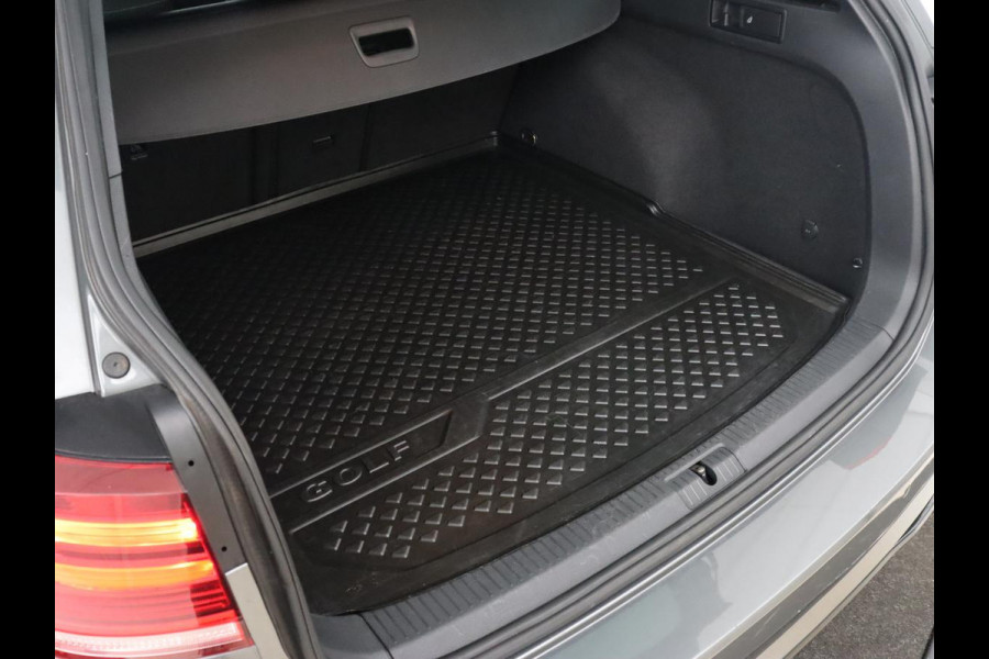 Volkswagen Golf 2.0 TDI R Line | Full LED | Adaptive cruise | Carplay | Sportstoelen | Virtual Cockpit | Verwarmde voorruit | Navigatie | Parkeerhulp