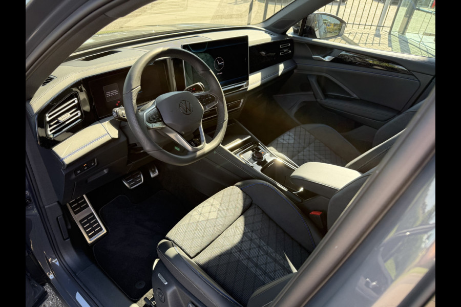 Volkswagen Tiguan 1.5 eHybrid R-Line Edition ** HUD ** Trekhaak ** 360 camera ** Massage Blackstyle **