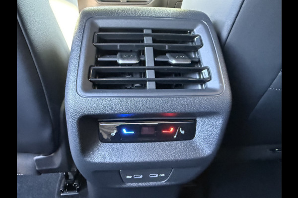 Volkswagen Tiguan 1.5 eHybrid R-Line Edition ** HUD ** Trekhaak ** 360 camera ** Massage Blackstyle **