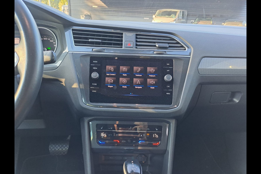 Volkswagen Tiguan 1.5 TSI Life Business | All-seasons | Trekhaak | Elek. klep | Stoelverwarming | Keyless  | Camera |