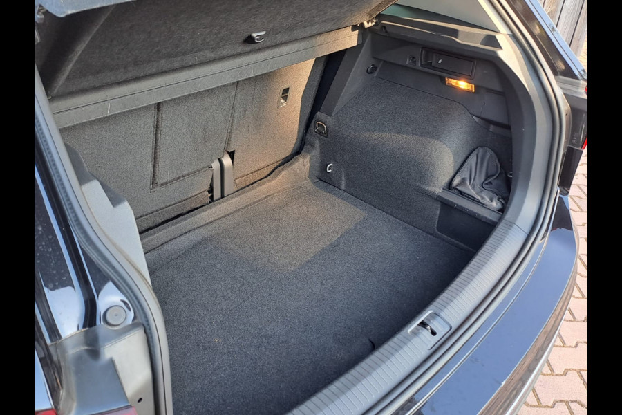 Volkswagen Tiguan 1.5 TSI Life Business | All-seasons | Trekhaak | Elek. klep | Stoelverwarming | Keyless  | Camera |
