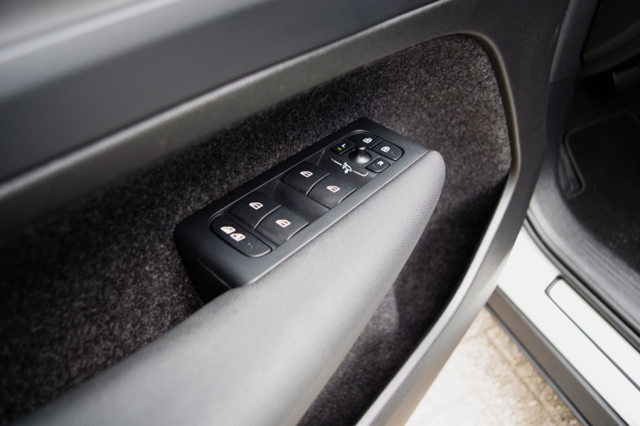 Volvo XC40 1.5 T4 Plug-In Hybrid Ultimate Dark 211 PK, 360 Camera, Leder-Alcantara, H/K Sound