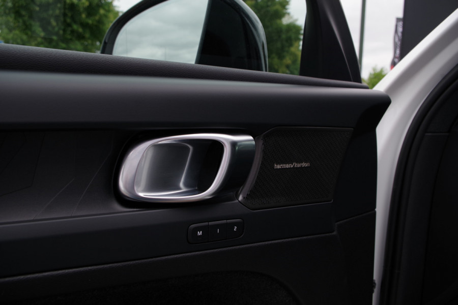 Volvo XC40 1.5 T4 Plug-In Hybrid Ultimate Dark 211 PK, 360 Camera, Leder-Alcantara, H/K Sound