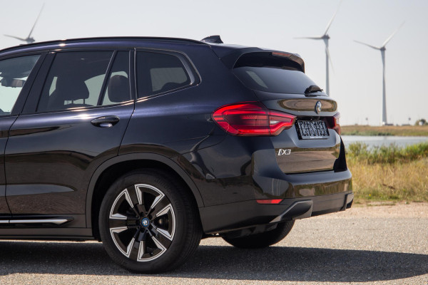 BMW iX3 High Executive 80 kWh PANORAMADAK / CARPLAY / BRUIN LEER / NAVI