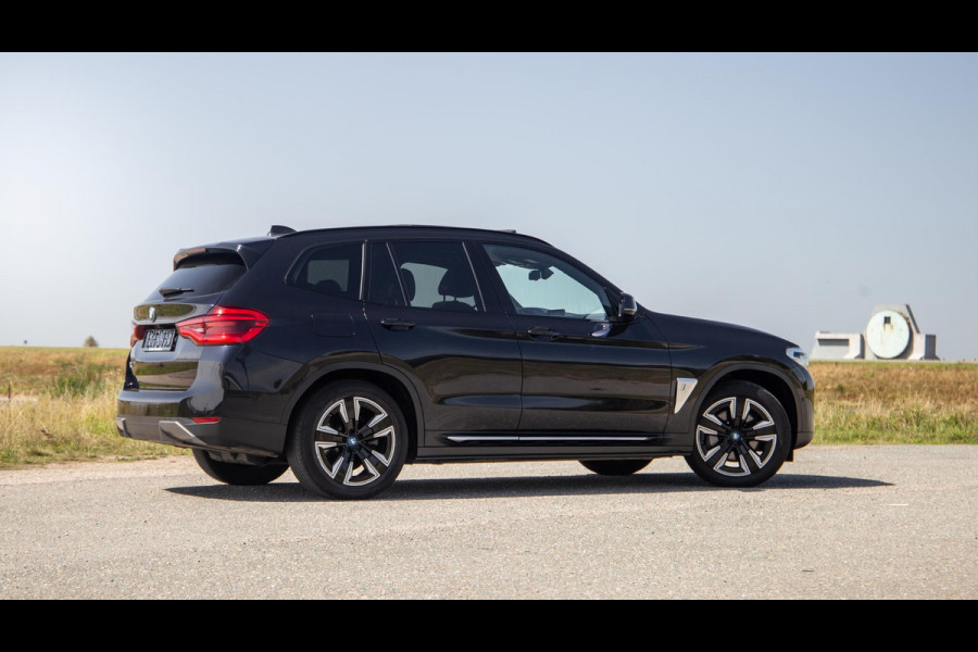BMW iX3 High Executive 80 kWh PANORAMADAK / CARPLAY / BRUIN LEER / NAVI