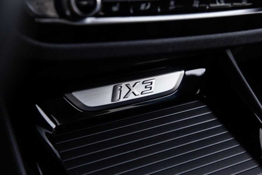 BMW iX3 High Executive 80 kWh PANORAMADAK / CARPLAY / BRUIN LEER / NAVI