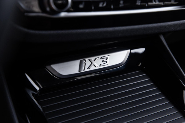 BMW iX3 High Executive 80 kWh PANORAMADAK / CARPLAY / BRUIN LEER / NAVI