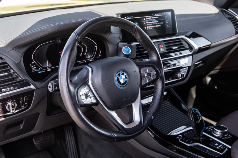 BMW iX3 High Executive 80 kWh PANORAMADAK / CARPLAY / BRUIN LEER / NAVI