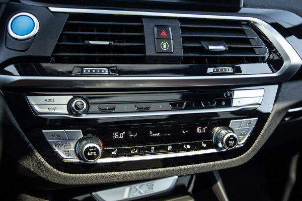 BMW iX3 High Executive 80 kWh PANORAMADAK / CARPLAY / BRUIN LEER / NAVI