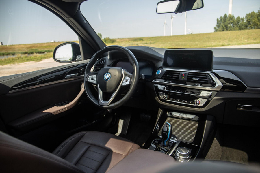 BMW iX3 High Executive 80 kWh PANORAMADAK / CARPLAY / BRUIN LEER / NAVI