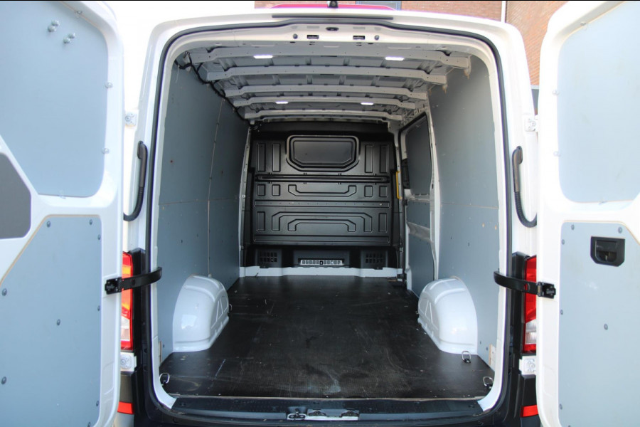 Volkswagen Crafter 35 2.0 TDI L3H2 trekgewicht 3 ton / App connect / Camera / Multi stuur
