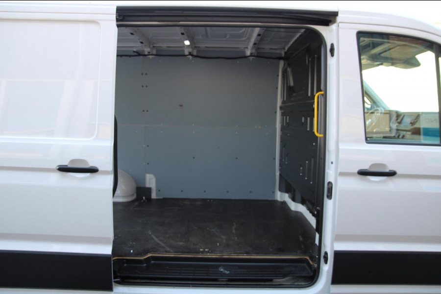 Volkswagen Crafter 35 2.0 TDI L3H2 trekgewicht 3 ton / App connect / Camera / Multi stuur