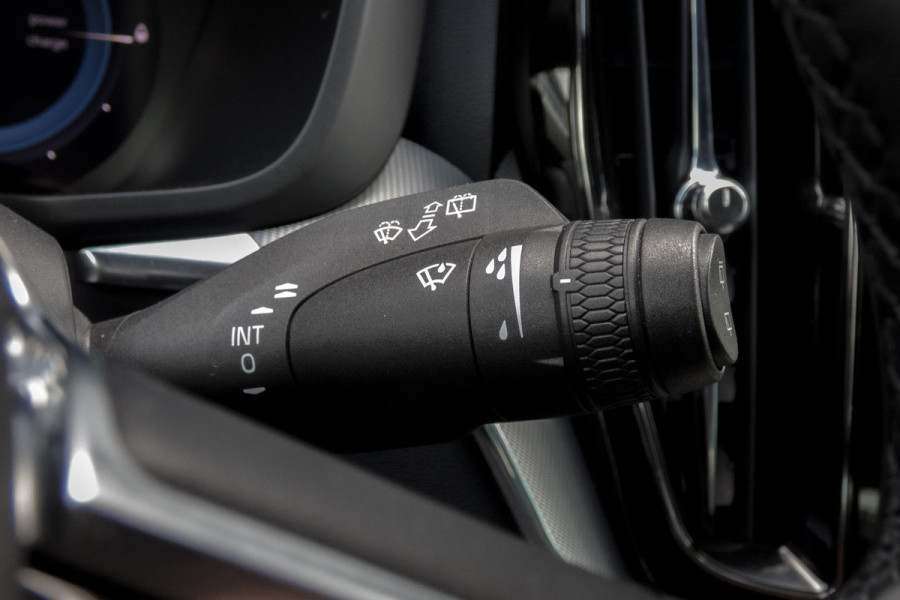 Volvo XC60 2.0 Recharge T6 AWD R-DESIGN | TREKHAAK | ACC | PANO | ELEKTRISCH VERSTELBARE STOELEN
