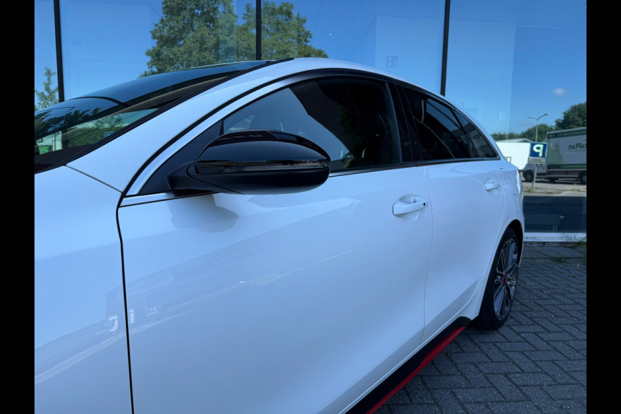 Kia ProCeed 1.6 T-GDI GT - Automaat - LED - Alcantara - Navi - Winterpakket - Camera