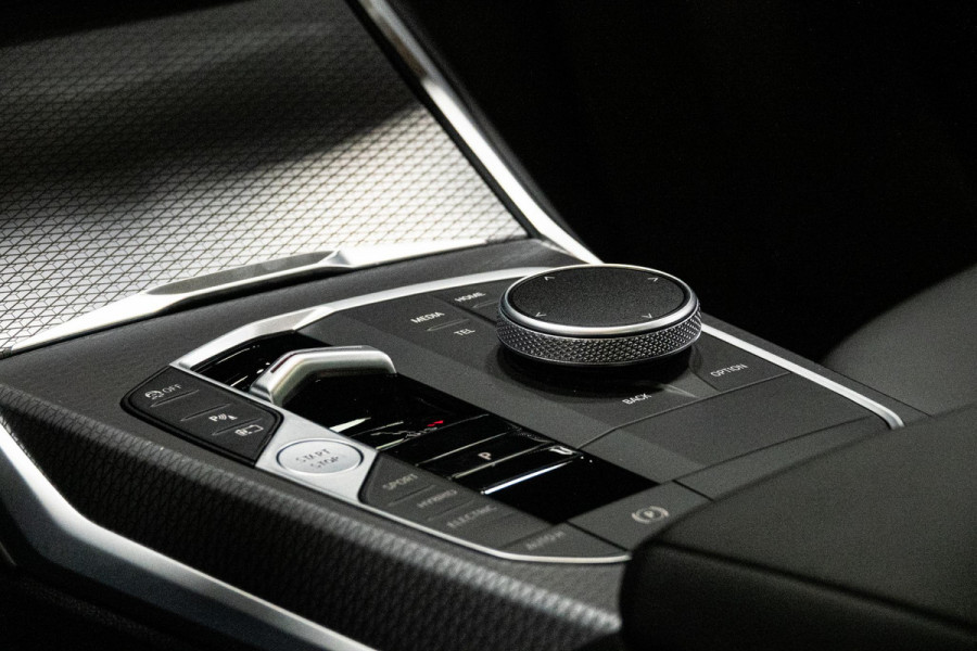BMW 3-serie 330e *M-Sport / Panorama / Head-up Display / Memory / Keyless*