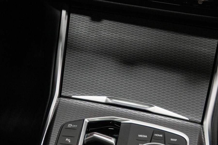 BMW 3-serie 330e *M-Sport / Panorama / Head-up Display / Memory / Keyless*