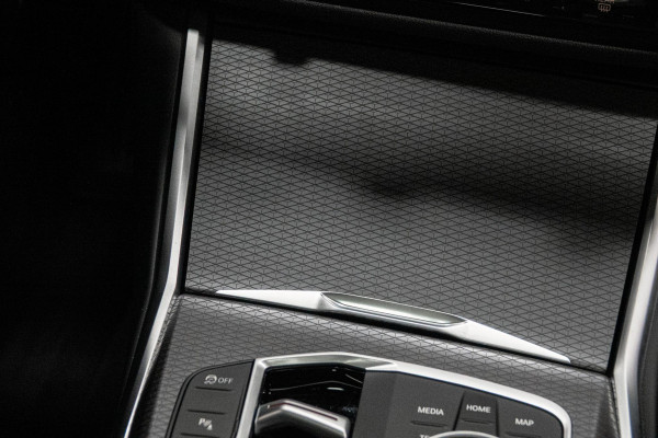 BMW 3-serie 330e *M-Sport / Panorama / Head-up Display / Memory / Keyless*