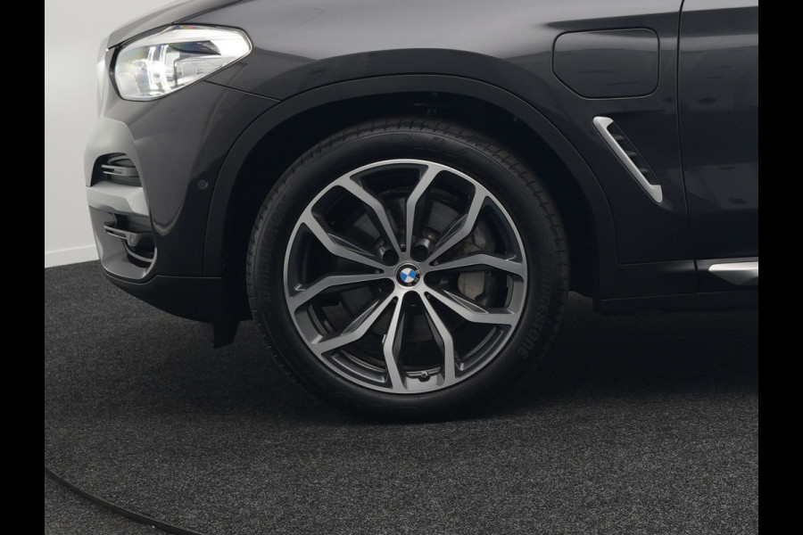 BMW X3 xDrive30e xLine Plug In Hybrid 293pk Dealer O.H PHEV | Trekhaak Af Fabriek | Head Up | Adaptive Cruise | Camera | Lederen Sportstoelen Verwarmd | Apple Carplay | Navigatie | Sfeerverlichting | Virtual | DAB |