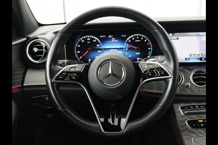 Mercedes-Benz E-Klasse 300e Avantgarde | Adaptive cruise | Stoelverwarming | 360 Camera | Carplay | Trekhaak | Sfeerverlichting | Half leder | Navigatie | Widescreen | Full LED | PHEV | Plug In