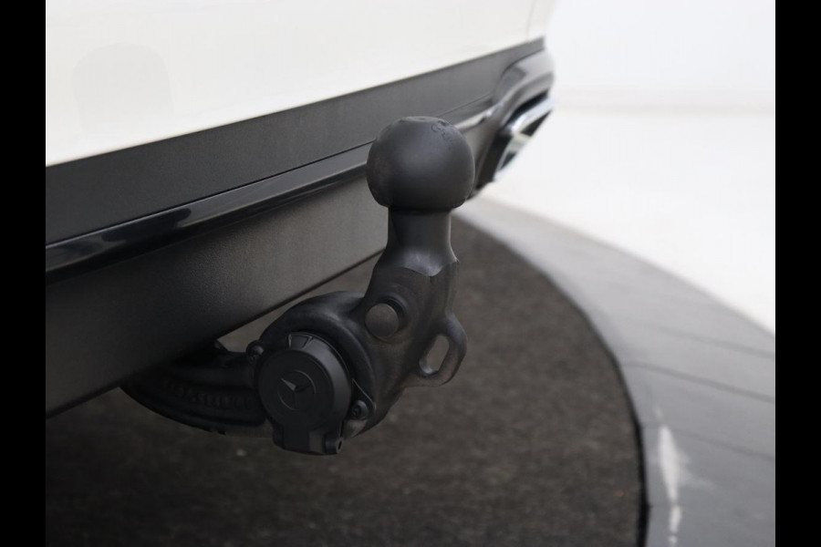 Mercedes-Benz E-Klasse 300e Avantgarde | Adaptive cruise | Stoelverwarming | 360 Camera | Carplay | Trekhaak | Sfeerverlichting | Half leder | Navigatie | Widescreen | Full LED | PHEV | Plug In