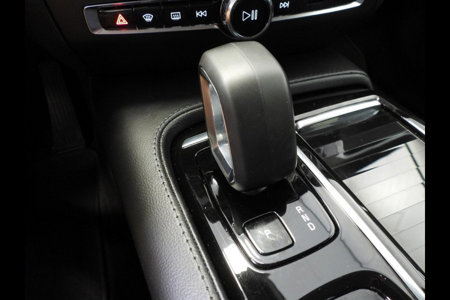 Volvo V60 2.0 T6 Plug-in Hybrid AWD Core Bright NAVI/CAMERA/TREKHAAK/LED/18"LMV!