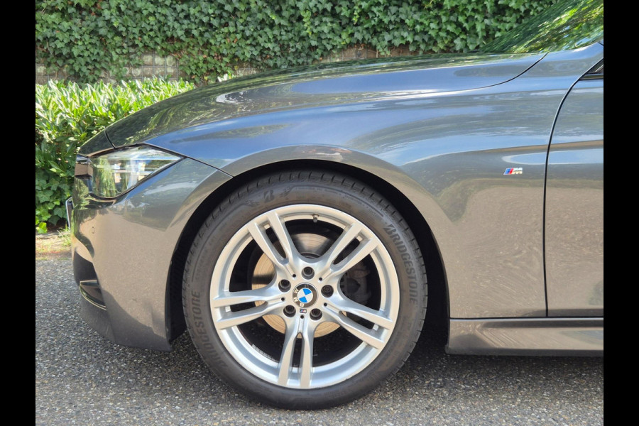 BMW 3 Serie Touring M Sport Dig.Teller Apple CarPlay Panorama LED Leder NAP Navi Pro GR Dealer onderhouden